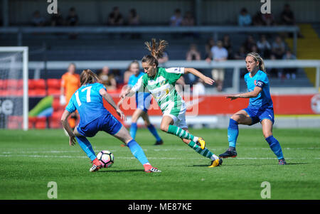 Weston-super-Mare, Royaume-Uni. 21 avril, 2018. Kayleigh Vert de Yeovil prend Heather O'Reilly d'Arsenal pendant le match entre WSL Yeovil Town FC et Arsenal Ladies les femmes à l'Woodspring Stadium. © David Partridge / Alamy Live News Banque D'Images