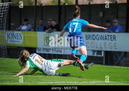 Weston-super-Mare, Royaume-Uni. 21 avril, 2018. Jackson Bow de Yeovil diapositives dans sur Heather O'Reilly d'Arsenal pendant le match entre WSL Yeovil Town FC et Arsenal Ladies les femmes à l'Woodspring Stadium. © David Partridge / Alamy Live News Banque D'Images