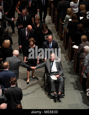 George H. W. Bush quitte le service funéraire pour son épouse, l'ex-Première Dame Barbara Bush à St Martin's Episcopal Church, à Houston. Banque D'Images