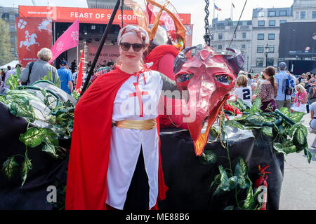 Londres, Royaume-Uni. 21 avril 2018. Fête de Saint George, patron de l'Angleterre a célébré à Trafalgar Square, Londres, UK Banque D'Images