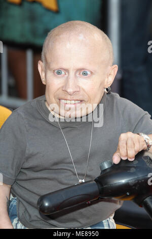 ***PHOTO*** Verne Troyer est décédé à l'âge de 49 ANAHEIM, CA - le 22 juin : Verne Troyer lors de la première de Walt Disney Pictures' 'le Lone Ranger' à Disney California Adventure Park le 22 juin 2013 à Anaheim, en Californie. Credit : mpi21/MediaPunch Inc. Banque D'Images