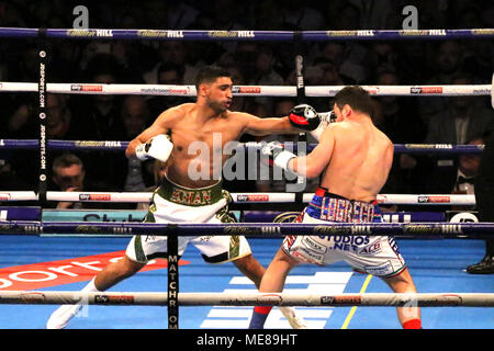 Liverpool, Royaume-Uni, 21 avril 2018. Amir Khan se bat Phil Lo Greco à l'Echo Arena de Liverpool. Samedi Avril-21-2018. Amir Khan est victorieux à la très attendue retour lutte contre les boxer Phil Lo Greco l'Echo Arena Liverpool, le 31-year-old British boxer a son retour lutte contre Lo Greco à Liverpool ce samedi soir, et la victoire pourrait aligner une grande bataille intérieure avec Kell Brook. Credit : Cernan Elias/Alamy Live News Banque D'Images