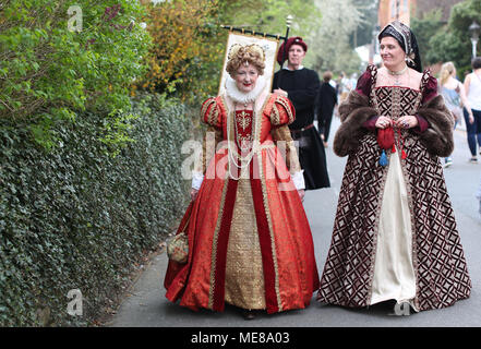 Stratford Upon Avon, Angleterre. Apr 21, 2018. Les femmes vêtues de costumes d'époque participent à la célébration de l'anniversaire de William Shakespeare Parade à Stratford-upon-Avon, Royaume-Uni, le 21 avril 2018. Les gens marqués William Shakespeare's 454 e anniversaire ici le samedi. Credit : Isabel Infantes/Xinhua/Alamy Live News Banque D'Images