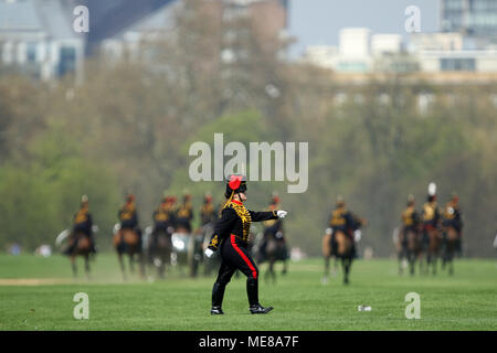 Londres, Royaume-Uni, 21 avril 2018. Un soldat retourne à sa station après le salut. Une salve de 41 est déclenché par la troupe Kings Royal Horse Artillery dans Hyde Park aujourd'hui pour marquer le 92e anniversaire de Sa Majesté la Reine Elizabeth II. Sa Majesté la Reine Elizabeth II est le plus ancien monarque. Les Kings Royal Horse Artillery gun salute, Hyde Park, Londres, le 21 avril 2018. Crédit : Paul Marriott/Alamy Live News Banque D'Images