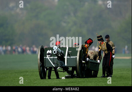 Londres, Royaume-Uni, 21 avril 2018. Un pistolet est examiné au cours de la salute, par des soldats. Une salve de 41 est déclenché par la troupe Kings Royal Horse Artillery dans Hyde Park aujourd'hui pour marquer le 92e anniversaire de Sa Majesté la Reine Elizabeth II. Sa Majesté la Reine Elizabeth II est le plus ancien monarque. Les Kings Royal Horse Artillery gun salute, Hyde Park, Londres, le 21 avril 2018. Crédit : Paul Marriott/Alamy Live News Banque D'Images