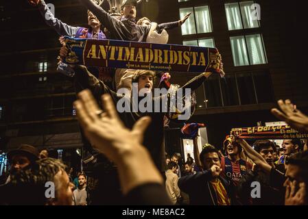 Barcelone, Espagne. 21 avril 2018 : les amateurs de chant du FC Barcelone à la fontaine de Canaletes slogans sur les Ramblas, la place traditionnelle de célébrer leurs trophées, alors qu'ils célèbrent le 30e du club "Copa del Rey", titre la 4e ligne, après avoir battu en Sevilla 5:0 en finale. Credit : Matthias Rickenbach/Alamy Live News Banque D'Images