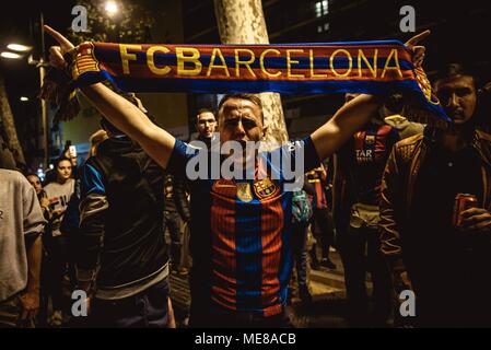 Barcelone, Espagne. 21 avril 2018 : les amateurs de chant du FC Barcelone à la fontaine de Canaletes slogans sur les Ramblas, la place traditionnelle de célébrer leurs trophées, alors qu'ils célèbrent le 30e du club "Copa del Rey", titre la 4e ligne, après avoir battu en Sevilla 5:0 en finale. Credit : Matthias Rickenbach/Alamy Live News Banque D'Images