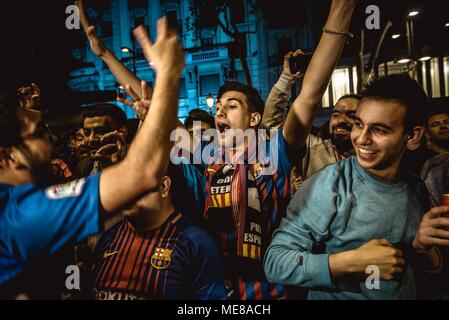 Barcelone, Espagne. 21 avril 2018 : les amateurs de chant du FC Barcelone à la fontaine de Canaletes slogans sur les Ramblas, la place traditionnelle de célébrer leurs trophées, alors qu'ils célèbrent le 30e du club "Copa del Rey", titre la 4e ligne, après avoir battu en Sevilla 5:0 en finale. Credit : Matthias Rickenbach/Alamy Live News Banque D'Images