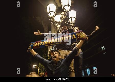 Barcelone, Espagne. 21 avril 2018 : les amateurs de chant du FC Barcelone à la fontaine de Canaletes slogans sur les Ramblas, la place traditionnelle de célébrer leurs trophées, alors qu'ils célèbrent le 30e du club "Copa del Rey", titre la 4e ligne, après avoir battu en Sevilla 5:0 en finale. Credit : Matthias Rickenbach/Alamy Live News Banque D'Images