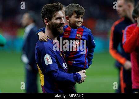 Madrid, 21 avril : Lionel Messi du FC Barcelone et son fils Tiago Messi au cours de la Copa del Rey 2017-2018 SM match finale entre le FC Barcelone et le FC Séville à Wanda Metropolitano le 21 avril 2018 à Madrid, Espagne. Banque D'Images