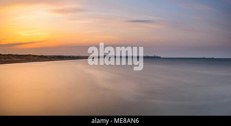 South Shields, Royaume-Uni, 21 avril, 2018. Après une belle journée ensoleillée, un pastel doux-comme le coucher du soleil s'installa sur la côte de South Shields Ligne à Sandhaven Beach, précédant un orage. Credit : James W. Fortune/Alamy Live News Banque D'Images