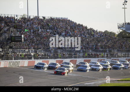 Richmond, Virginia, USA. Apr 21, 2018. 21 avril 2018 - Richmond, Virginie, USA : Martin Truex Jr, (78), Chase Elliott (9) et Joey Logano (22) laisse le champ pour les propriétaires de Toyota à 400 Richmond Raceway à Richmond, en Virginie. Crédit : Stephen A. Arce/ASP/ZUMA/Alamy Fil Live News Banque D'Images