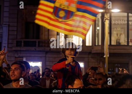 Barcelone, Espagne, le 21 avril 2018. Supporters du FC Barcelone, Futbol Ckub Barcelone célébrant la victoire de la Copa del Rey, à l'Canaletas, une fontaine à Las Ramblas de Barcelone le 21 avril 2018 Credit : Karl Burkhof/Alamy Live News Banque D'Images