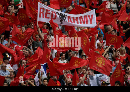 Londres, Royaume-Uni. Apr 21, 2018. Manchester United fans agitent des drapeaux de l'avant de la FA Cup demi-finale entre Manchester United et Tottenham Hotspur au stade de Wembley à Londres, Angleterre le 21 avril 2018. Manchester United a gagné 2-1 et se qualifie pour la finale. Crédit : Tim Irlande/Xinhua/Alamy Live News Banque D'Images