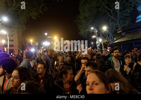 Barcelone, Espagne, le 21 avril 2018. Supporters du FC Barcelone, Futbol Ckub Barcelone célébrant la victoire de la Copa del Rey, à l'Canaletas, une fontaine à Las Ramblas de Barcelone le 21 avril 2018 Credit : Karl Burkhof/Alamy Live News Banque D'Images