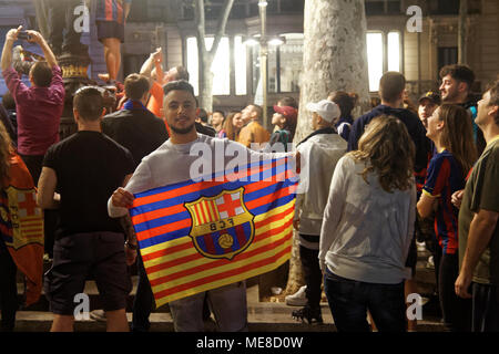 Barcelone, Espagne, le 21 avril 2018. Supporters du FC Barcelone, Futbol Ckub Barcelone célébrant la victoire de la Copa del Rey, à l'Canaletas, une fontaine à Las Ramblas de Barcelone le 21 avril 2018 Credit : Karl Burkhof/Alamy Live News Banque D'Images