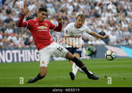 Londres, Royaume-Uni. Apr 21, 2018. Chris Smalling de Manchester United (L) bloque le tir de Tottenham Hotspur Harry Kane lors de la demi-finale de la FA Cup entre Manchester United et Tottenham Hotspur au stade de Wembley à Londres, Angleterre le 21 avril 2018. Manchester United a gagné 2-1 et se qualifie pour la finale. Crédit : Tim Irlande/Xinhua/Alamy Live News Banque D'Images