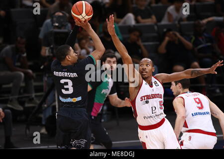 Strasbourg, France. Apr 21, 2018. Darion Atkins (R) et Karvel Anderson (L) en action au cours de la 'Coupe de France' match entre SIG Strasbourg et Boulazac Basket Dordogne.Score final : Elyxandro Crédit Cegarra SOPA/Images/ZUMA/Alamy Fil Live News Banque D'Images