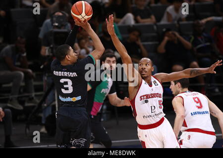 Darion Atkins (R) et Karvel Anderson (L) en action au cours de la 'Coupe de France' match entre SIG Strasbourg et Boulazac Basket Dordogne. Score final (SIG Strasbourg 82 - 62 Boulazac Basket Dordogne) Banque D'Images