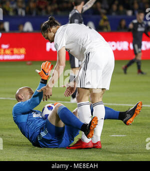 Los Angeles, Californie, USA. Apr 21, 2018. Los Angeles Galaxy's avant Zlatan Ibrahimovic (9) de la Suède, de l'aide donne des Atlanta's Brad Guzan gardien (1) après qu'il tombe pendant le 2018 Major League Soccer (MLS) match entre les Los Angeles Galaxy et Atlanta United à Carson, Californie, le 21 avril 2018. Atlanta United a remporté 2-0. Ringo : crédit Chiu/ZUMA/Alamy Fil Live News Banque D'Images