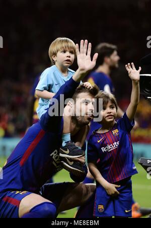 Madrid, Espagne. Apr 21, 2018. Du FC Barcelone Gerard Piqué accompagne ses enfants après la coupe du roi match final entre FC Barcelone et Séville à Madrid, Espagne, le 21 avril 2018. Le FC Barcelone a soutenu le titre en battant Sevilla avec 5-0. Credit : Guo Qiuda/Xinhua/Alamy Live News Banque D'Images