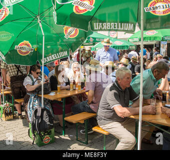 Neuoetting, Allemagne. 21 avril 2018. Les gens en vêtements typiques bavarois s'asseoir à table pour manger et boire pendant l'événement Banque D'Images