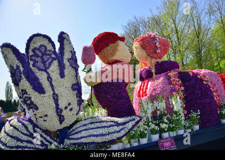 Représentant le monde célèbres jardins de Keukenhof, cette belle montre l'ancien flotteur Dutch kissing boy and girl. La Parade des fleurs néerlandais annuel suit un itinéraire de 40 kilomètres de Noordwijk à Haarlem. Des milliers de visiteurs de la Hollande et à l'étranger bordent la route pour voir les spectaculaires réalisés flotteurs avec des fleurs et des bulbes. Credit : Wendy Johnson/Alamy Live News Crédit : Wendy Johnson/Alamy Live News Banque D'Images