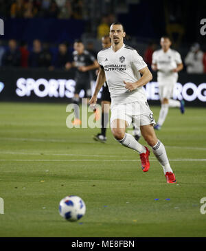 Los Angeles, Californie, USA. Apr 21, 2018. Los Angeles Galaxy's avant Zlatan Ibrahimovic (9) de la Suède poursuit la balle pendant le 2018 Major League Soccer (MLS) match entre les Los Angeles Galaxy et Atlanta United à Carson, Californie, le 21 avril 2018. Atlanta United a remporté 2-0. Ringo : crédit Chiu/ZUMA/Alamy Fil Live News Banque D'Images