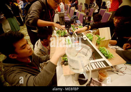 South Tangerang, Indonésie. 22 avr, 2018. Les élèves participent à des concours de robotique de la jeunesse indonésienne (IYRC) dans le sud de Jakarta, Indonésie, le 22 avril 2018. Des centaines de participants, les enfants de la maternelle jusqu'à l'école secondaire, les élèves ont participé à l'événement. Ti'Kuncahya Crédit : B./Xinhua/Alamy Live News Banque D'Images