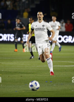 Los Angeles, Californie, USA. Apr 21, 2018. Los Angeles Galaxy's avant Zlatan Ibrahimovic (9) de la Suède poursuit la balle pendant le 2018 Major League Soccer (MLS) match entre les Los Angeles Galaxy et Atlanta United à Carson, Californie, le 21 avril 2018. Atlanta United a remporté 2-0. Ringo : crédit Chiu/ZUMA/Alamy Fil Live News Banque D'Images