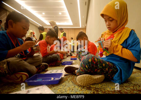 South Tangerang, Indonésie. 22 avr, 2018. Kindegarden les enfants participent à des concours de robotique de la jeunesse indonésienne (IYRC) dans le sud de Jakarta, Indonésie, le 22 avril 2018. Des centaines de participants, les enfants de la maternelle jusqu'à l'école secondaire, les élèves ont participé à l'événement. Ti'Kuncahya Crédit : B./Xinhua/Alamy Live News Banque D'Images