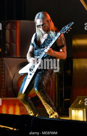 Las Vegas, Nevada, 21 avril 2018 . Membre du groupe Judas Priest Richie Faulkner l'exécution en concert le jour 2 de la deuxième édition annuelle de Las Stique heavy metal music festival tenu à la Centre-ville de Las Vegas Events Center. Credit : Ken Howard/Alamy Live News Banque D'Images