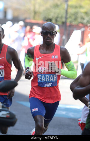 Londres, Royaume-Uni, 22 avril 2018. Sir Mo Farah fonctionne bien maintenant avec les leaders de la Virgin Money 2018 Marathon de Londres comme la course se passe le long de rue étroite Limehouse EI4. Credit : Nigel Bowles/Alamy Live News Banque D'Images