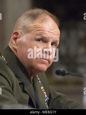 19 avril 2018 - Washington, District of Columbia, United States of America - United States Marine Corps, le général Robert B. Neller, Commandant de l'US Marine Corps, témoigne devant le comité du Sénat américain sur les services armés ''sur la posture du ministère de la Marine dans le cadre du réexamen de la demande d'autorisation de la Défense pour l'exercice 2019 et l'avenir du Programme de la défense'' le Jeudi, Avril 19, 2018..Credit : Ron Sachs / CNP (Image Crédit : © Ron Sachs/CNP via Zuma sur le fil) Banque D'Images