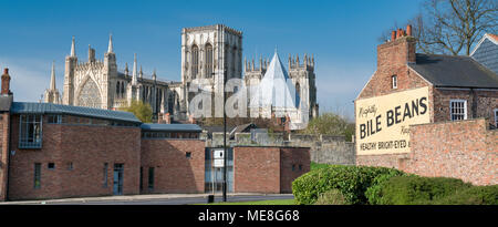 La cathédrale de York, York, Royaume-Uni, 22 avril 2018. La cathédrale de York, le Bar, les murs et les haricots de la bile signe sur l'extrémité d'une terrasse en brique rouge maison à New York. Crédit : John Potter/Alamy Live News Banque D'Images