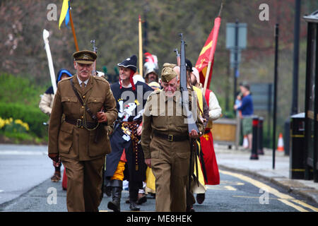 Morley, Leeds, Royaume-Uni - 22 avril 2018. L'assemblée annuelle de St George's Day Parade est en cours avec les membres de sociétés de reconstitution marche dans les rues de Morley. Banque D'Images