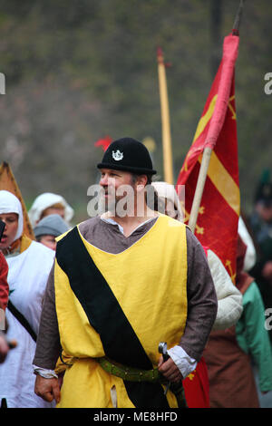 Morley, Leeds, Royaume-Uni - 22 avril 2018. L'assemblée annuelle de St George's Day Parade est en cours avec les membres de sociétés de reconstitution marche dans les rues de Morley. Banque D'Images