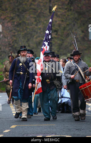 Morley, Leeds, Royaume-Uni - 22 avril 2018. L'assemblée annuelle de St George's Day Parade est en cours avec les membres de sociétés de reconstitution marche dans les rues de Morley. Banque D'Images