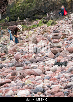 Dunbar, Écosse, 22 avril 2018. Eye Cave Beach, Dunbar, East Lothian, Ecosse, Royaume-Uni, le 22 avril 2018. Le deuxième jour de la deuxième du championnat européen d'empilage de pierres ont eu lieu ce week-end à Dunbar, organisé par Dunbar Street Art Trail. Le premier concours de la journée a été d'équilibrer le plus grand nombre de pierres en 20 minutes. Le gagnant 29 équilibrée des pierres, un peu moins que l'année dernière, remportant 32 des pierres. Marco Montesini, un concurrent de l'Espagne, cherche des pierres sur la plage Banque D'Images