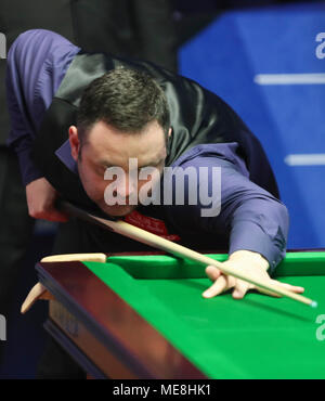 Sheffield, Angleterre. 22 avr, 2018. Stephen Maguire d'Écosse fait concurrence au cours du premier match contre Ronnie O'Sullivan, de l'Angleterre à la World Snooker Championship 2018 au théâtre Crucible à Sheffield, en Grande-Bretagne, le 22 avril 2018. Banque D'Images