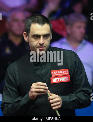 Sheffield, Angleterre. 22 avr, 2018. Ronnie O'Sullivan, de l'Angleterre est en concurrence au premier tour match contre Stephen Maguire d'Écosse à la World Snooker Championship 2018 au théâtre Crucible à Sheffield, en Grande-Bretagne, le 22 avril 2018. Banque D'Images