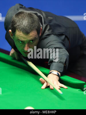 Sheffield, Angleterre. 22 avr, 2018. Ronnie O'Sullivan, de l'Angleterre est en concurrence au premier tour match contre Stephen Maguire d'Écosse à la World Snooker Championship 2018 au théâtre Crucible à Sheffield, en Grande-Bretagne, le 22 avril 2018. Banque D'Images