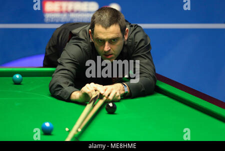 Sheffield, Angleterre. 22 avr, 2018. Ronnie O'Sullivan, de l'Angleterre est en concurrence au premier tour match contre Stephen Maguire d'Écosse à la World Snooker Championship 2018 au théâtre Crucible à Sheffield, en Grande-Bretagne, le 22 avril 2018. Banque D'Images