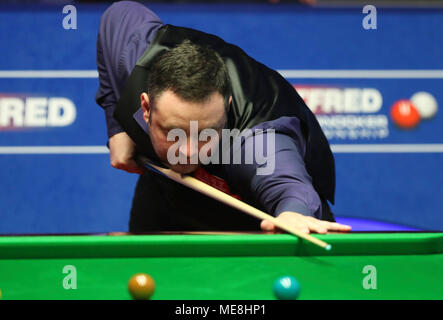 Sheffield, Angleterre. 22 avr, 2018. Stephen Maguire d'Écosse fait concurrence au cours du premier match contre Ronnie O'Sullivan, de l'Angleterre à la World Snooker Championship 2018 au théâtre Crucible à Sheffield, en Grande-Bretagne, le 22 avril 2018. Banque D'Images