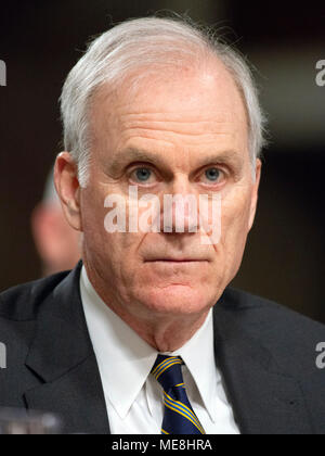 Washington, USA. Apr 19, 2018. United States Secrétaire de la Marine Richard C. Spencer témoigne devant le comité du Sénat américain sur les services armés "sur la posture du ministère de la Marine dans le cadre du réexamen de la demande d'autorisation de la Défense pour l'exercice 2019 et l'avenir du programme de défense' le Jeudi, Avril 19, 2018. Credit : Ron Sachs/CNP - AUCUN FIL SERVICE - Credit : Ron Sachs/consolidé Nouvelles Photos/Ron Sachs - CNP/dpa/Alamy Live News Banque D'Images