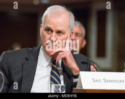 Washington, USA. Apr 19, 2018. United States Secrétaire de la Marine Richard C. Spencer témoigne devant le comité du Sénat américain sur les services armés "sur la posture du ministère de la Marine dans le cadre du réexamen de la demande d'autorisation de la Défense pour l'exercice 2019 et l'avenir du programme de défense' le Jeudi, Avril 19, 2018. Credit : Ron Sachs/CNP - AUCUN FIL SERVICE - Credit : Ron Sachs/consolidé Nouvelles Photos/Ron Sachs - CNP/dpa/Alamy Live News Banque D'Images