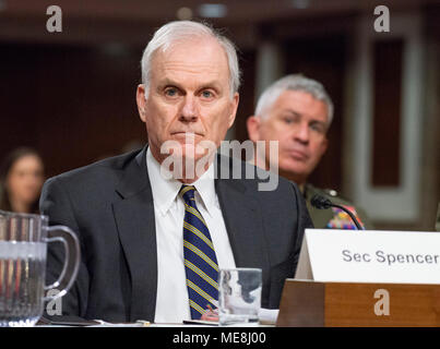 Washington, USA. Apr 19, 2018. United States Secrétaire de la Marine Richard C. Spencer témoigne devant le comité du Sénat américain sur les services armés "sur la posture du ministère de la Marine dans le cadre du réexamen de la demande d'autorisation de la Défense pour l'exercice 2019 et l'avenir du programme de défense' le Jeudi, Avril 19, 2018. Credit : Ron Sachs/CNP - AUCUN FIL SERVICE - Credit : Ron Sachs/consolidé Nouvelles Photos/Ron Sachs - CNP/dpa/Alamy Live News Banque D'Images