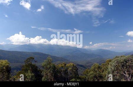 Large panorama de la campagne en Nouvelle Galles du Sud avec les montagnes. Vue de la tour de surtension sur Kosciusko Rd près de Jindabyne, NSW, Australie. Banque D'Images