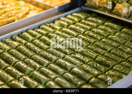 Baklava / Pistache dessert turc / rouleau / Fistikli Dolama Banque D'Images