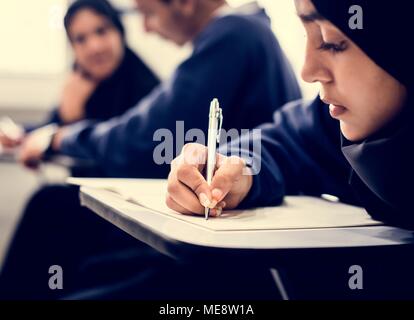 Divers Les enfants musulmans studying in classroom Banque D'Images